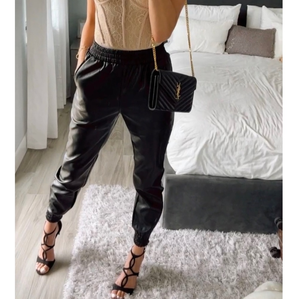 BNWT BLACK VEGAN LEATHER JOGGER PANTS ARITIZIA REVOLVE SIZE S 26W